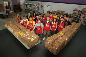 student volunteers at bulldog pantry