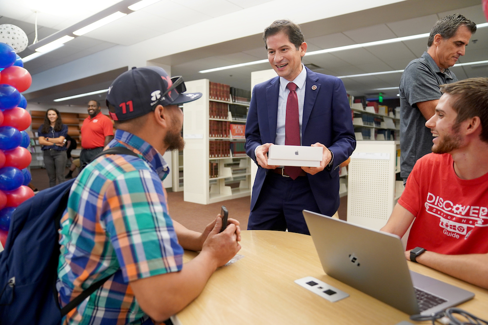 President Jimenez-Sandoval handing out a DISCOVERe iPad to a student at the DISCOVERe Hub