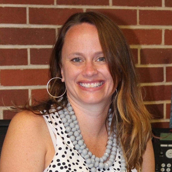 Lindsay Meeker headshot